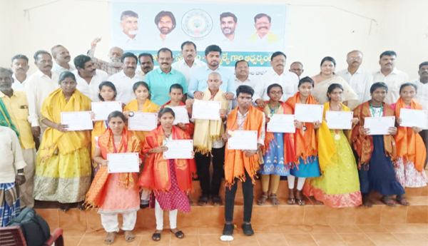 Encourage the talented poor students: MLA Konetti
– PARAHUSHAR NEWS