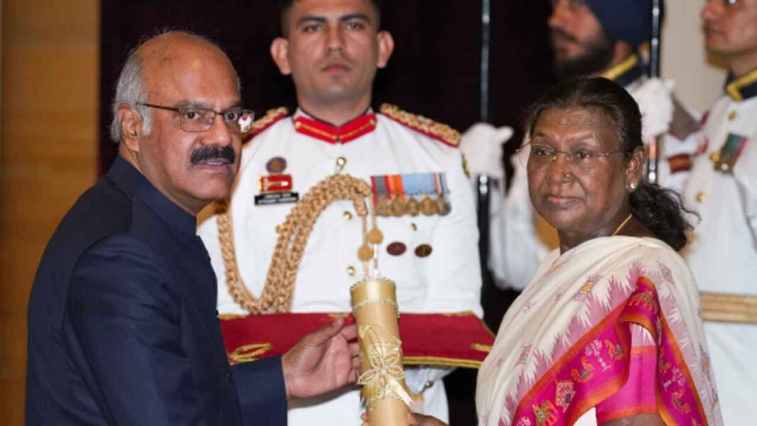 ప్రీజ్ ముర్ము పద్మ అవార్డులను అందజేస్తాడు
