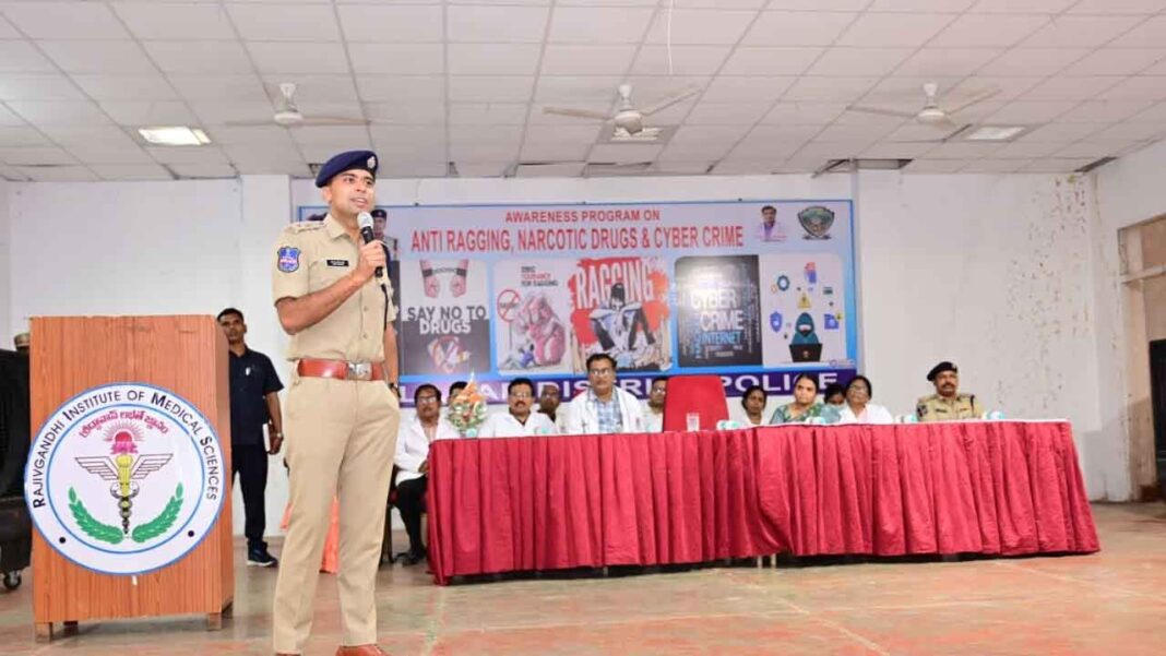 యాంటీ రాగింగ్, డ్రగ్, ఈవ్ టీజింగ్ జరిగిందిపై అవగాహన కార్యక్రమం జరిగింది
– PARAHUSHAR NEWS
