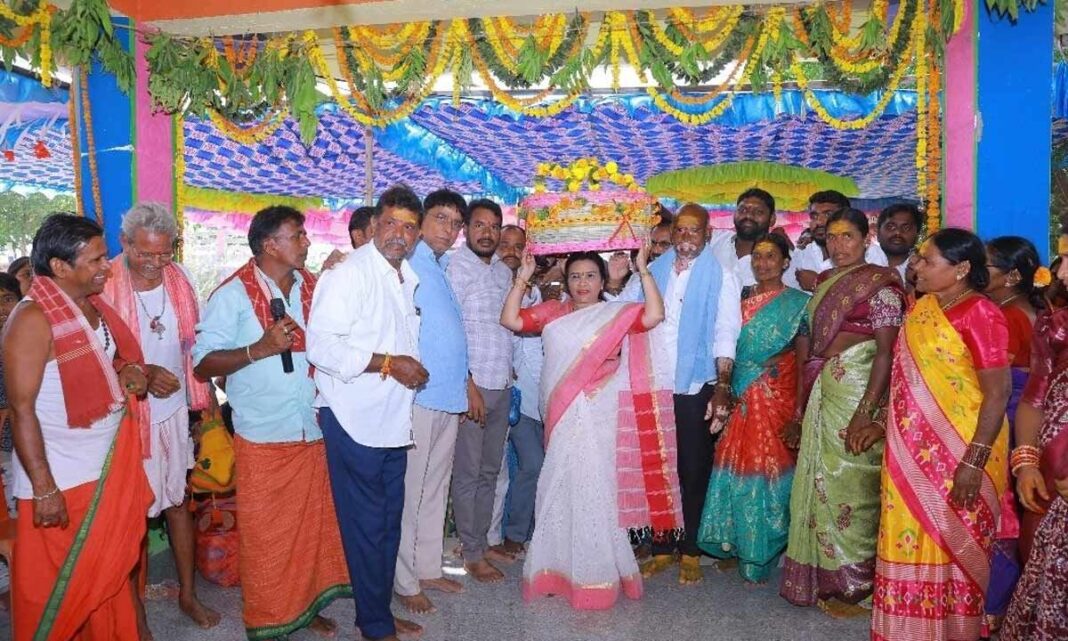 Hans ాన్సీ రెడ్డి 2 గ్రామ దేవతలకు బోనమ్ అందిస్తుంది
– PARAHUSHAR NEWS