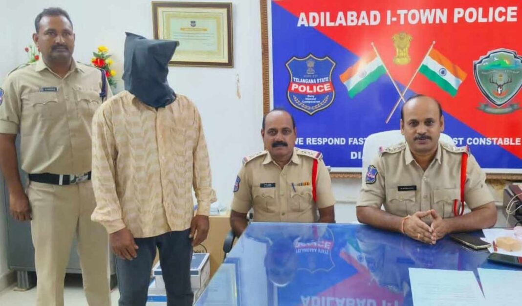 ఈ రోజు ఆదిలాబాద్-టెలాంగనాలో స్త్రీతో తప్పుగా ప్రవర్తించినందుకు స్వీయ-శైలి దేవుడిని అరెస్టు చేశారు
– PARAHUSHAR NEWS