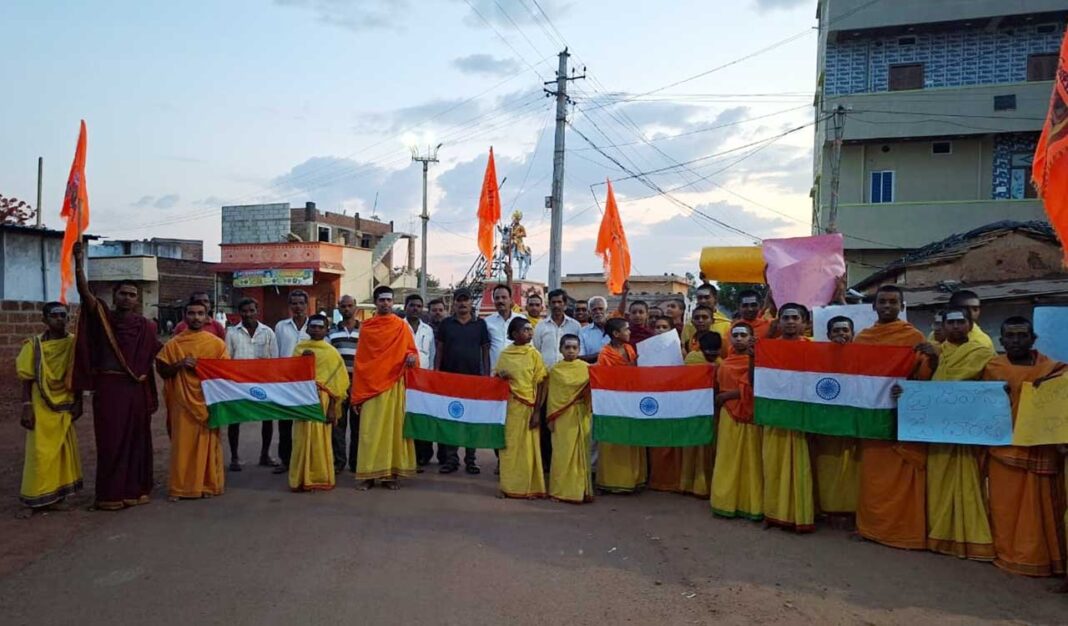 వేద పాఠశాల విద్యార్థులు ఈ రోజు భారతీయ సాయుధ దళాలు-టెలాంగనాకు మద్దతుగా మహారుద్ర యాగం చేస్తారు
– PARAHUSHAR NEWS