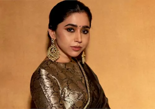 ప్రముఖ గాయనికి హత్యా బెదిరింపులు..ఆ హీరో హీరో వల్లనేనా!
– PARAHUSHAR NEWS
