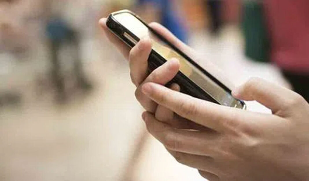 Using phone while in bed increases risk of insomnia by 59 per cent-Telangana Today- PARAHUSHAR NEWS