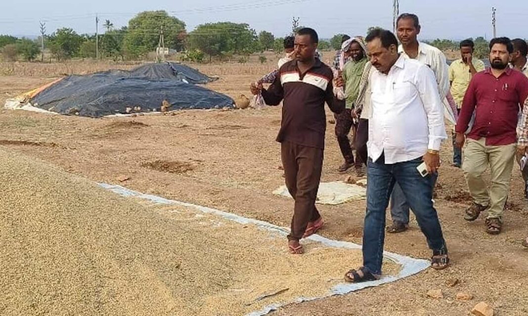 అనాలోచిత వర్షాల మధ్య సకాలంలో వరి సేకరణ మరియు రవాణాను నిర్ధారించడానికి కఠినమైన సూచనలు - గడ్వాల్ అదనపు కలెక్టర్ లక్ష్మీనారాయణ
