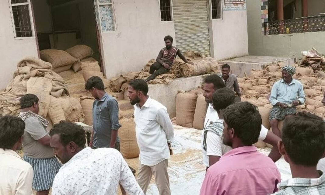 ఆంధ్రప్రదేశ్‌కు చెందిన వరి చట్టవిరుద్ధంగా అమ్మారు, రైతులు ఫౌల్

