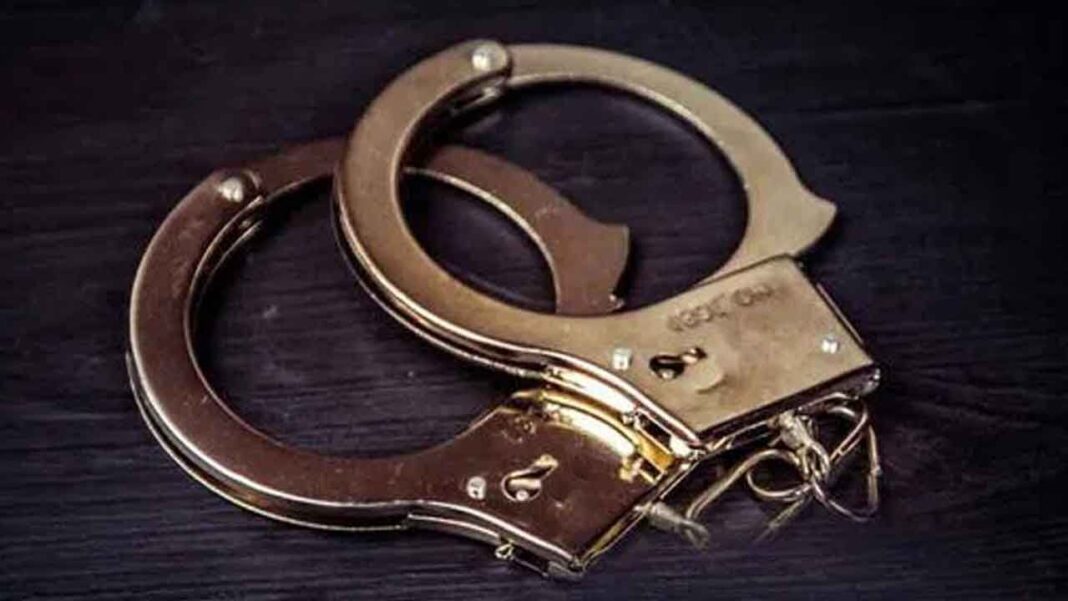 ఆదిలాబాద్: జూదం కోసం ఐదు పట్టుకున్నారు
