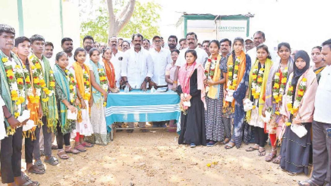 ఎమ్మెల్యే ఫెలిటిటిట్స్ ఎస్ఎస్సి టాపర్స్
– PARAHUSHAR NEWS