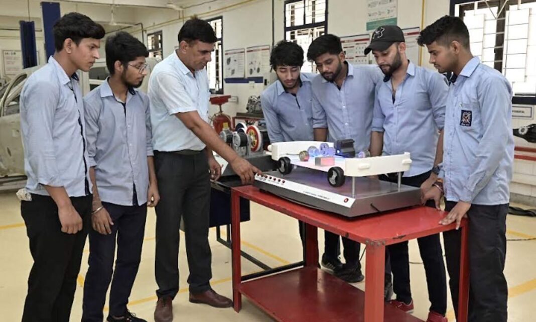 ఎలక్ట్రిక్ వెహికల్ స్వీకరణను వేగవంతం చేయడానికి, మారుతి సుజుకి 130 పారిశ్రామిక శిక్షణా సంస్థలలో అధిక వోల్టేజ్ శిక్షణను తెస్తుంది
– PARAHUSHAR NEWS