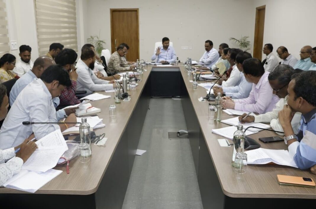 కలెక్టర్ బిఎమ్ సంతోష్ ఇందిరామ్మ హౌసింగ్ మరియు రాజీవ్ యువా వికాసం లబ్ధిదారుల ఎంపికను సకాలంలో పూర్తి చేయాలని నిర్దేశిస్తాడు
– PARAHUSHAR NEWS