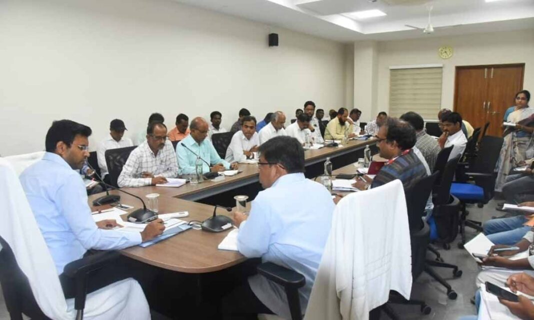 జిల్లా కలెక్టర్ బిఎమ్ సంతోష్ ఇందిరామ్మ హౌసింగ్, యువత అభివృద్ధి మరియు వరి సేకరణ కార్యక్రమాల త్వరణాన్ని ఆదేశిస్తాడు
– PARAHUSHAR NEWS