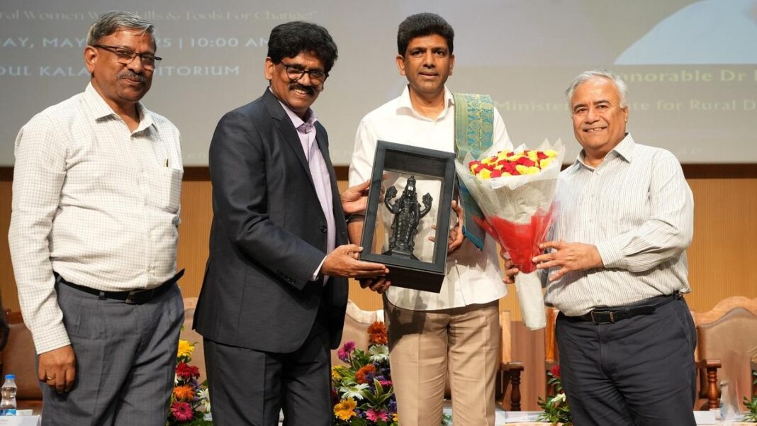పట్టుదల విజయానికి కీలకం అని కేంద్ర మంత్రి మహిళా పారిశ్రామికవేత్తలకు చెప్పారు
– PARAHUSHAR NEWS