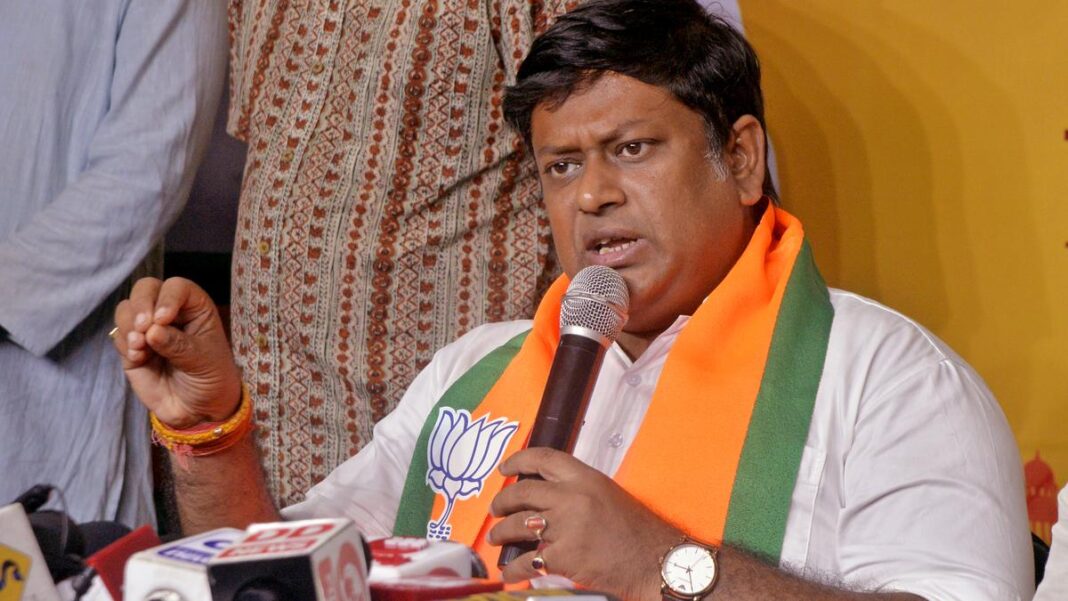బిజెపి డబ్ల్యుబి స్టేట్ ప్రెసిడెంట్ సుకాంటా మజుందార్ భార్య రెండు ఓటరు జాబితాలలో పేరు పెట్టారు, ఎన్నికల సంఘంలో ఫిర్యాదు చేశారు
– PARAHUSHAR NEWS
