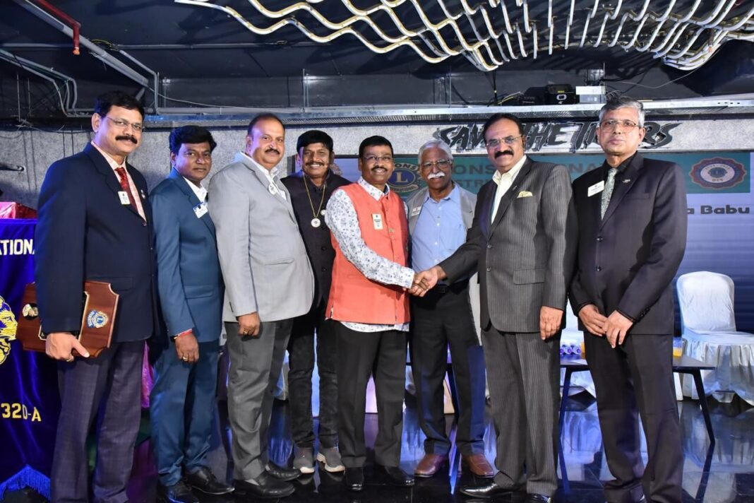 మాజీ లయన్స్ గవర్నర్ రాధాకృష్ణ 'త్రీ డైమండ్ పిన్' తో సత్కరించారు

