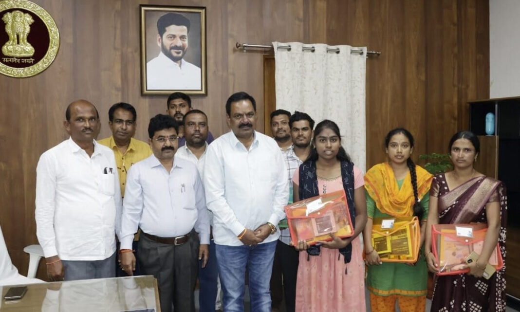 లైసెన్స్ పొందిన సర్వేయర్ ట్రైనీలు గడ్వాల్‌లోని అదనపు కలెక్టర్ లక్ష్మి నారాయణ నుండి కిట్‌లను అందుకుంటారు
