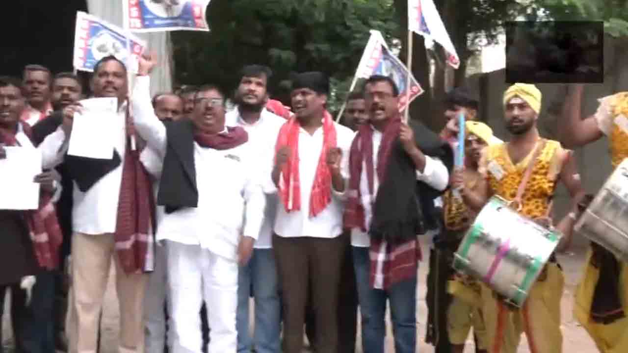 Yadav Community | Yadavs protest with sheep before Gandhibhavan ..