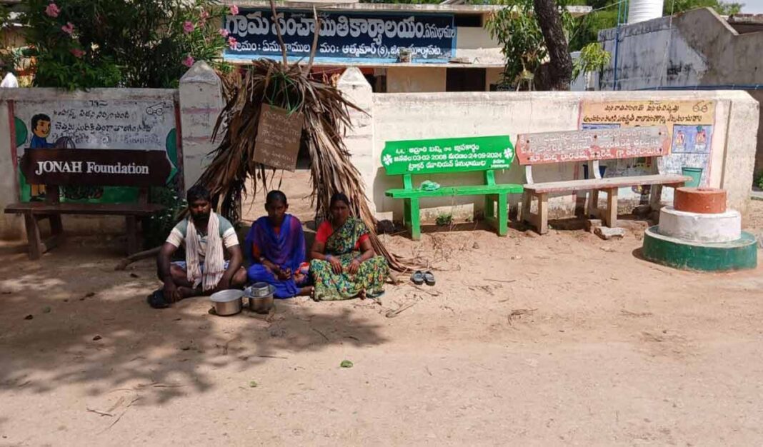 ఇందిరామ్మ హౌస్ ఖండించబడింది, సూర్యాపెట్ కుటుంబం ఈ రోజు పంచాయతీ ఆఫీస్-టెలాంగనాలో నిరసన తెలపడానికి గుడిసె
– PARAHUSHAR NEWS