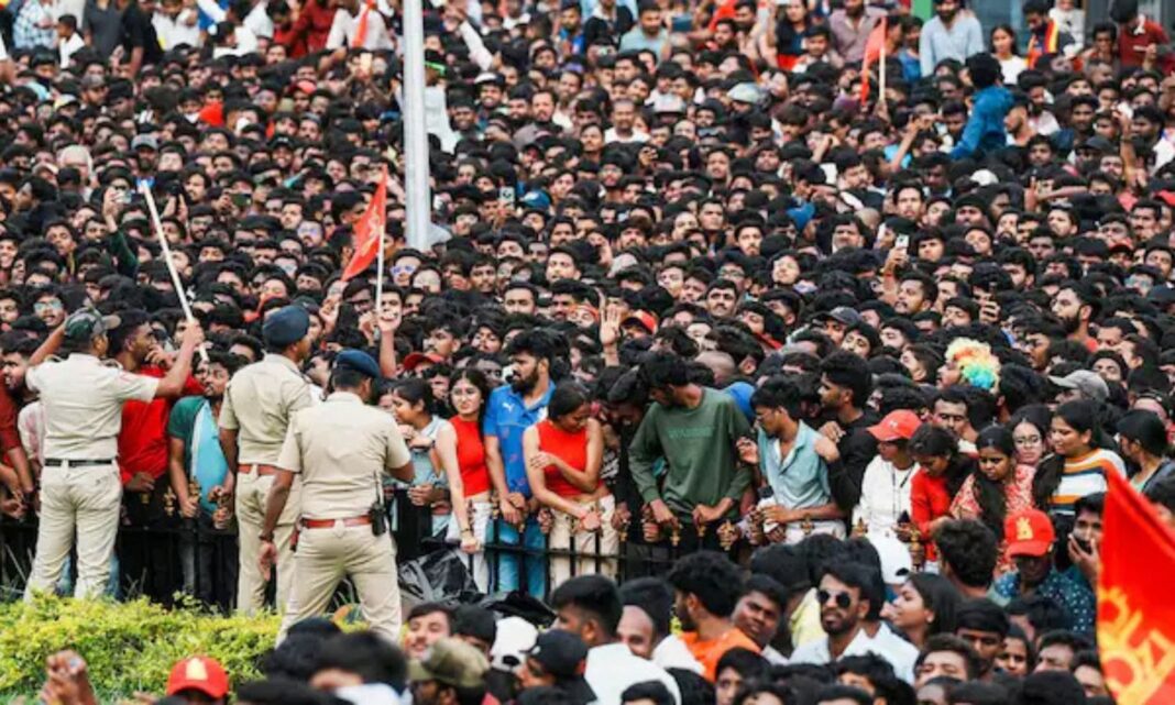 RCB సిబ్బంది మరియు ఈవెంట్ నిర్వాహకులు బెంగళూరు స్టేడియం స్టాంపేడ్ తర్వాత తాత్కాలిక బెయిల్ పొందుతారు
– PARAHUSHAR NEWS