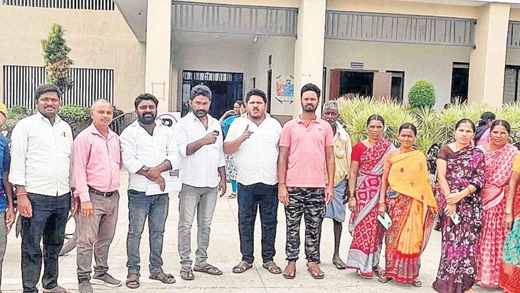 భూకబ్జాదారులపై చర్యలు తీసుకోవాలి.. మహబూబాబాద్‌ కలెక్టరేట్‌ ఎదుట గిరిజనుల నిరసన