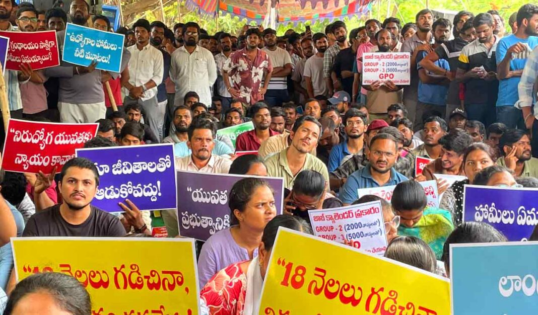 హైదరాబాద్లో నిరుద్యోగ యువత నిరసన, తెలంగాణ ప్రభుత్వం నుండి 2 లక్షల ఉద్యోగ నోటిఫికేషన్లను విడుదల చేసింది
– PARAHUSHAR NEWS