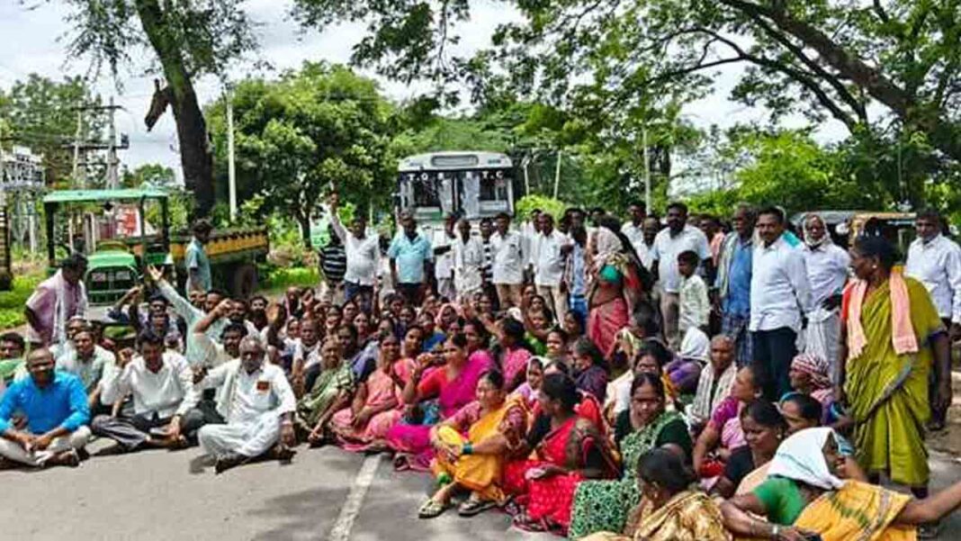 Villagers Protest | Villagers Rastarako-Namasthe Telangana to arrest his father and son
– PARAHUSHAR NEWS