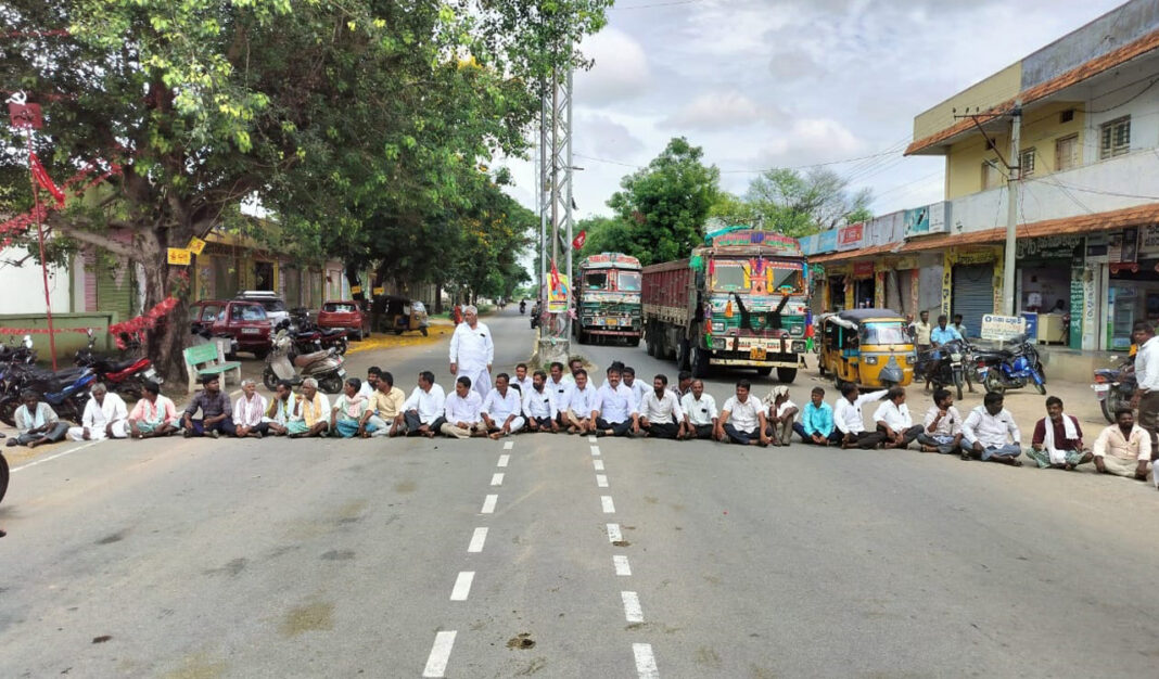 పొద్దుతిరుగుడు రైతులు ఈ రోజు సిద్దిపేట్-టెలాంగనాలో చెల్లింపులు ఆలస్యం కావడంపై నిరసన
– PARAHUSHAR NEWS