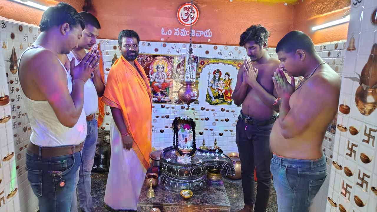 MLA Palla Rajeshwar Reddy | Special poojas for MLA Palla to recover quickly