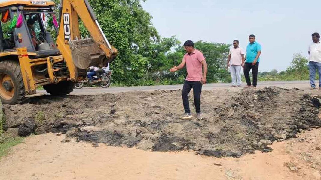 Police who have repaired the road.
– PARAHUSHAR NEWS
