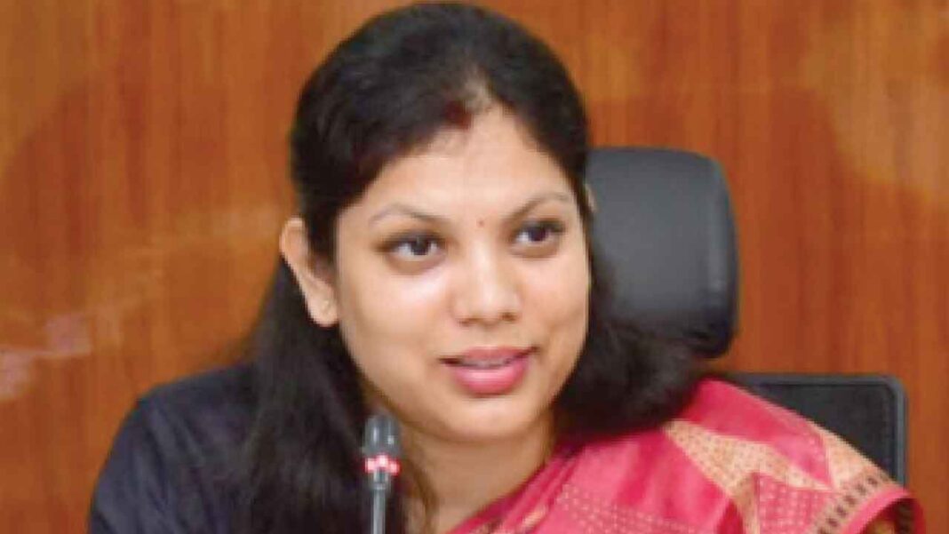కలెక్టర్ సాత్‌పతి ప్రభుత్వ ఆసుపత్రిలో శస్త్రచికిత్స చేయించుకుంటాడు
