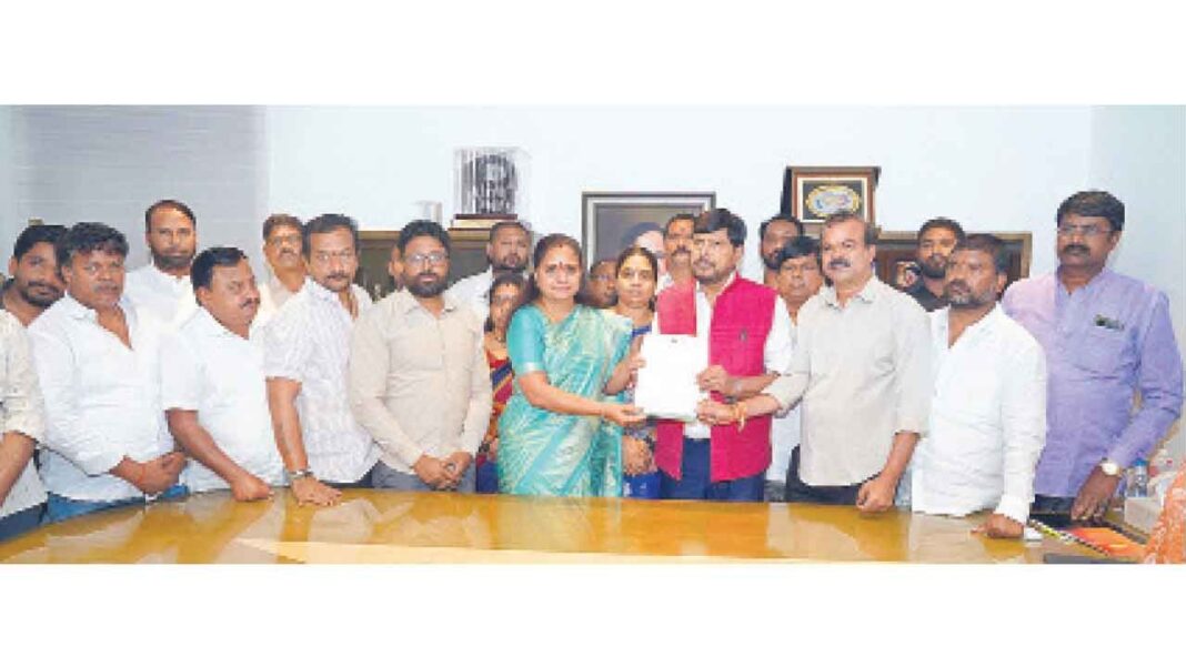 కవితా కేంద్ర మంత్రి అథవాలేతో 42% పైగా బిసి కోటాతో చర్చలు జరుపుతున్నారు
