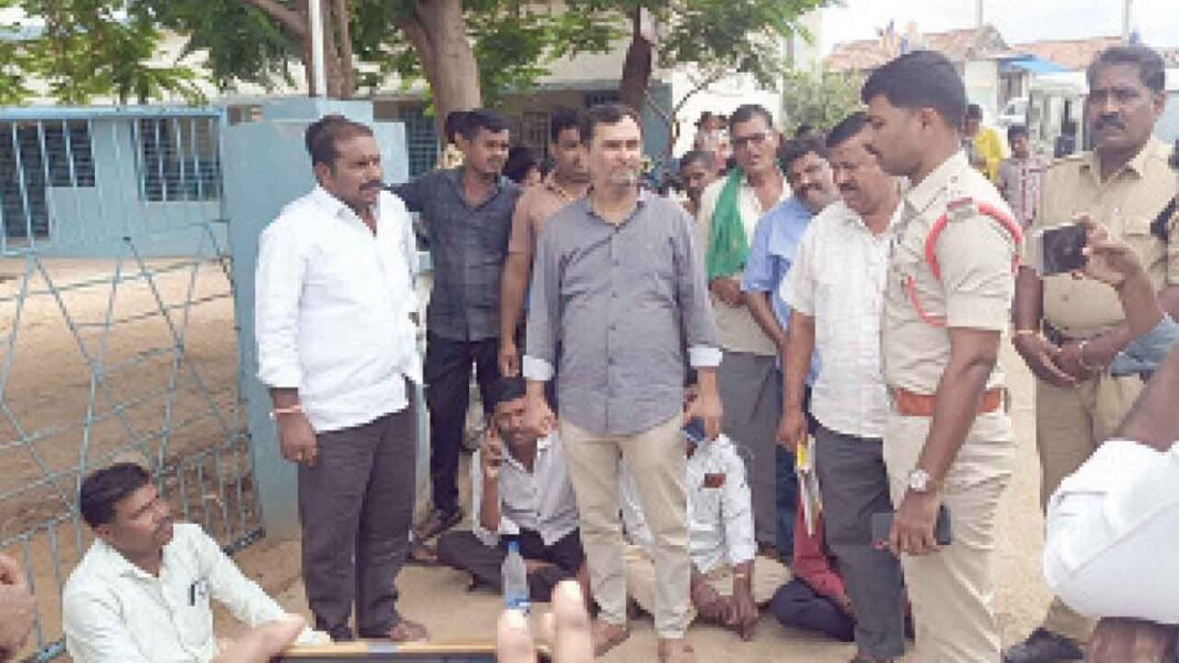 కాంట్రాక్టర్ చెల్లించని బిల్లులపై పాఠశాలను లాక్ చేస్తాడు
– PARAHUSHAR NEWS