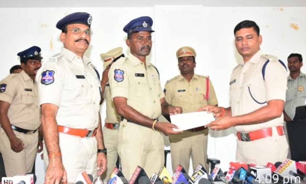 గడ్వాల్ పోలీసులు తేజేశ్వర్ హత్య కేసును వేగంగా, జిల్లా ఎస్పీ నగదు రివార్డులతో సత్కరించింది
