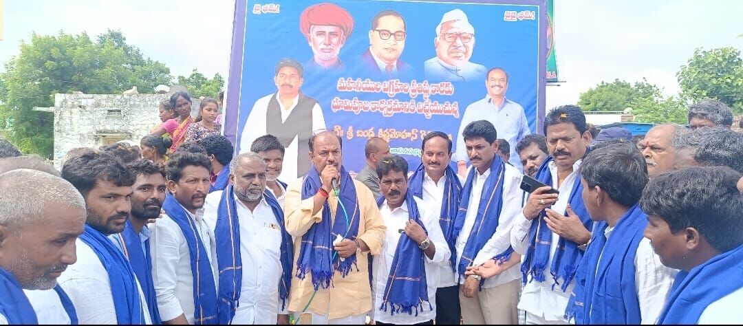 పాల్వాయ్ గ్రామంలో డాక్టర్ బిఆర్ అంబేద్కర్ విగ్రహానికి ఎమ్మెల్యే బాండ్లా కృష్ణమోహన్ రెడ్డి ఫౌండేషన్ లేస్
