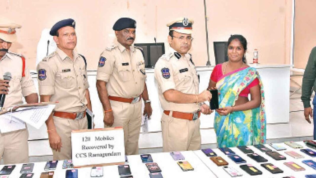 పోలీసులు 120 దొంగిలించబడ్డారు, యజమానులకు ఫోన్‌లను కోల్పోయారు
