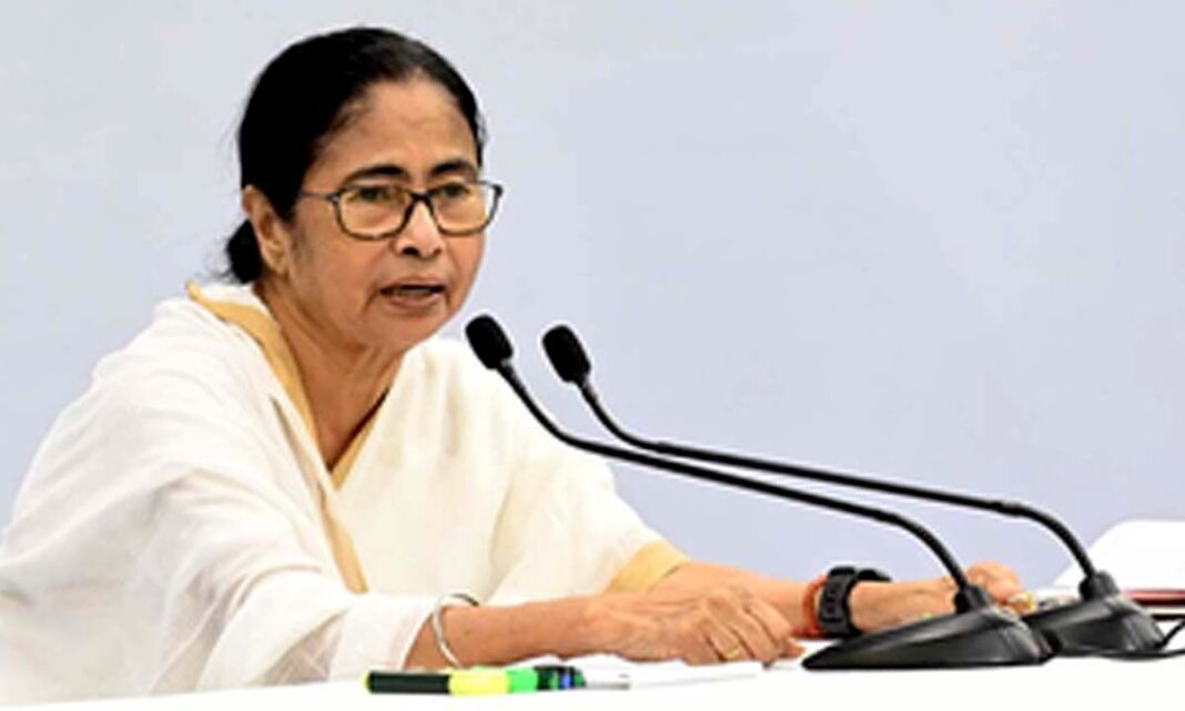 బిజెపి కార్మికులు మహిళా పోలీసులపై సిందూర్‌ను బలవంతంగా వర్తింపజేస్తారు
