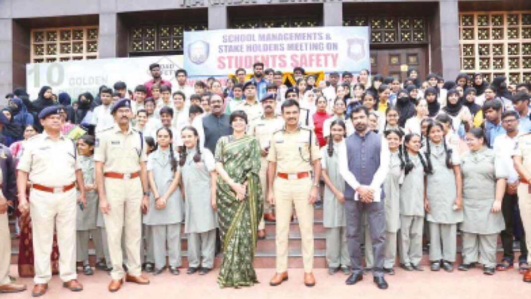 సివి ఆనంద్ పాఠశాల MGMT లను పిలుస్తాడు, తల్లిదండ్రులు విద్యార్థుల భద్రతను నిర్ధారించడంలో చేతులు కలపాలని
– PARAHUSHAR NEWS