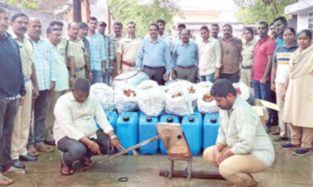 2 నకిలీ మద్యం తయారీ ముఠా పతనం
– PARAHUSHAR NEWS