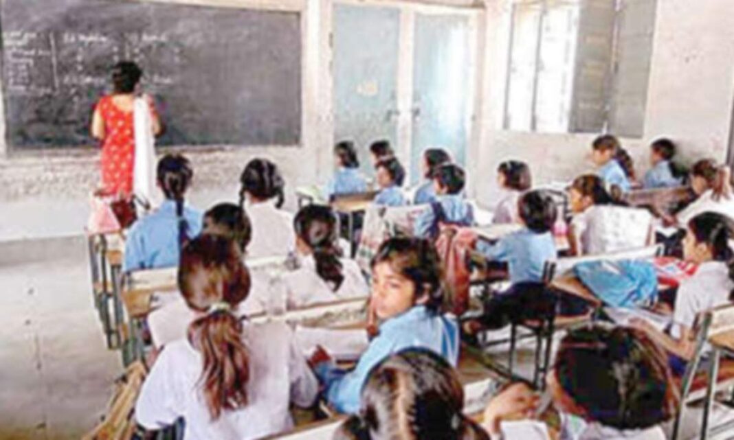 2023-24లో ప్రభుత్వ పాఠశాలల్లో నమోదు 87.14 లక్షలు పడిపోయింది: కేంద్ర విద్యా మంత్రి
– PARAHUSHAR NEWS