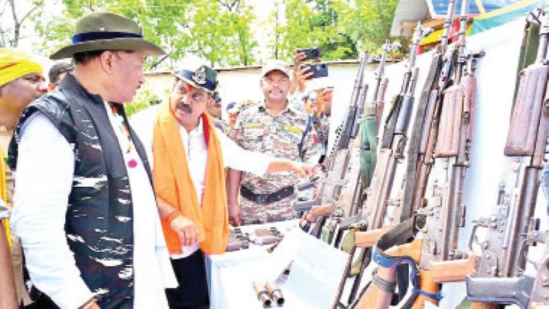 22 నక్సల్స్ ఛత్తీస్‌గ h ్‌లో చేతులు వేశారు
