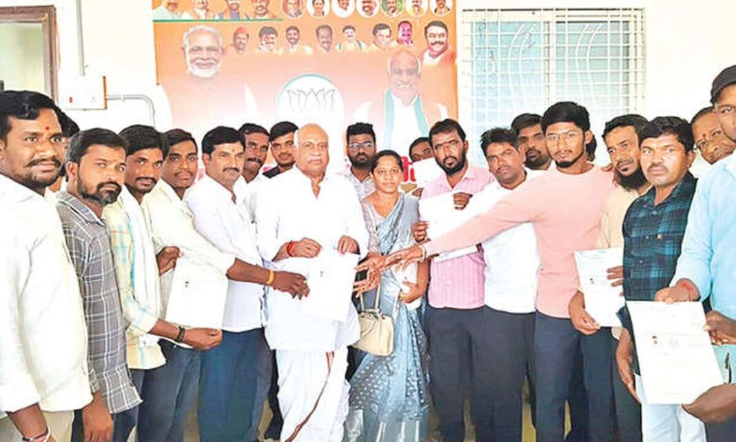 CMRF చెక్కులు పంపిణీ చేయబడ్డాయి
