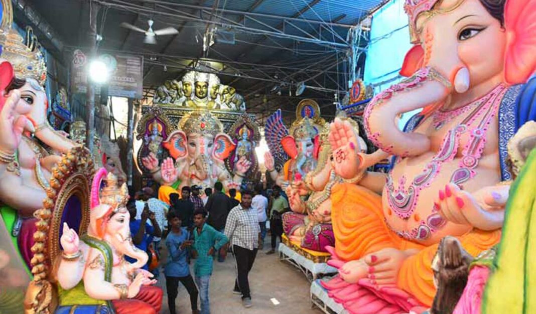 మెదక్ శివార్లలోని వర్క్షాప్ నుండి గణేష్ ఐడల్ దొంగిలించబడింది
– PARAHUSHAR NEWS