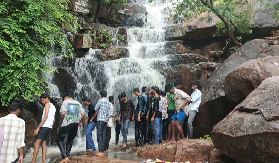 కరీంనగర్: వర్షాల జలపాతాలు వర్షాల మధ్య జీవితానికి వసంతం, కానీ పేలవమైన యాక్సెస్ టూరిజం
– PARAHUSHAR NEWS
