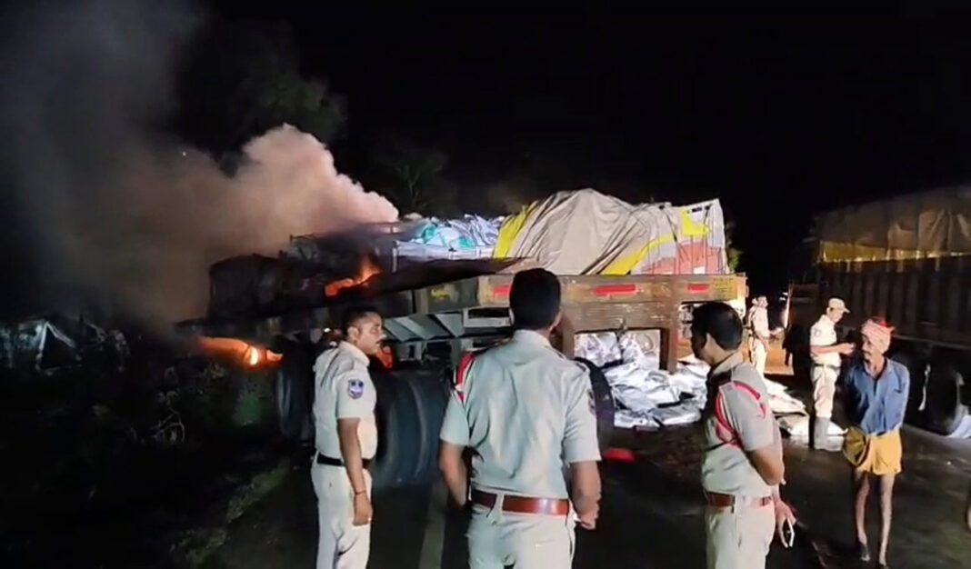 మహాబుబాద్లో జరిగిన రోడ్డు ప్రమాదంలో ముగ్గురు మరణించారు
– PARAHUSHAR NEWS