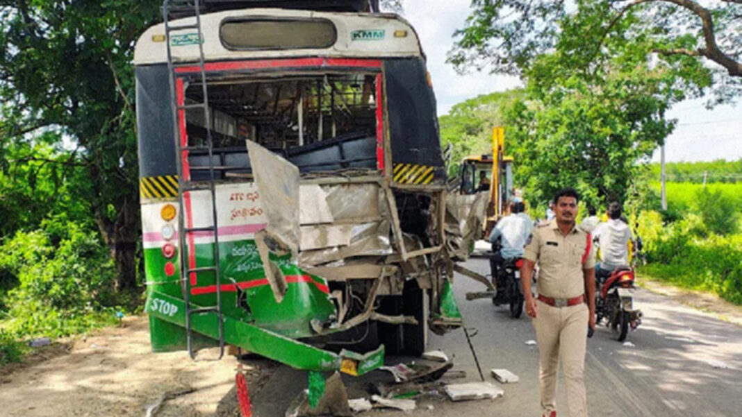 ఖుమామ్లో యాష్ ట్యాంకర్ రామ్స్ ఆర్టీసీ బస్సులో నలుగురు ప్రయాణికులు, డ్రైవర్ గాయపడ్డారు
– PARAHUSHAR NEWS