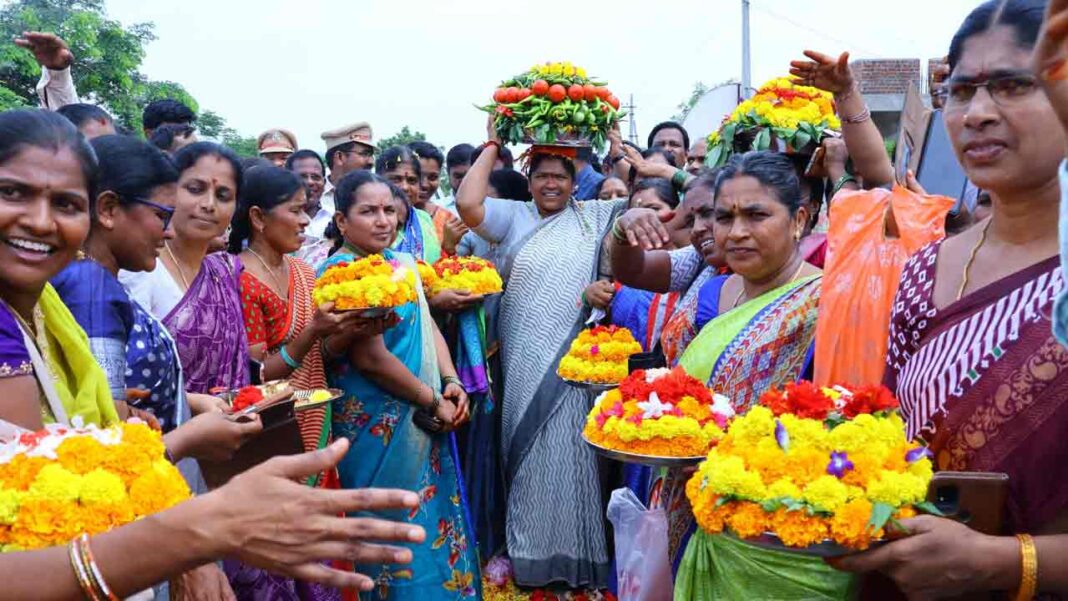 Minister Seethakka | Vegetable Batukamma on Minister Sitakka’s head .. Video-Namasthe Telangana
– PARAHUSHAR NEWS