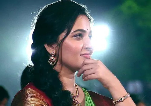 అనుష్కకు ఏమైంది .. అందుకే అందుకే బయటకు రావట్లేదా ..?
