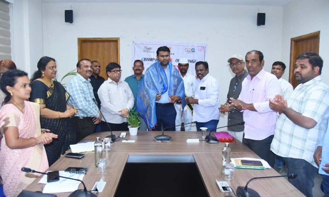 కలెక్టర్ 100% KPI సాధన కోసం దృష్టిని సెట్ చేస్తాడు
– PARAHUSHAR NEWS