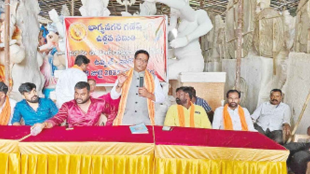 గణేష్ ఐడల్ తయారీదారులు ‘హిందూ కాని రుణదాతల నుండి ప్రభుత్వ రక్షణను కోరుకుంటారు
– PARAHUSHAR NEWS