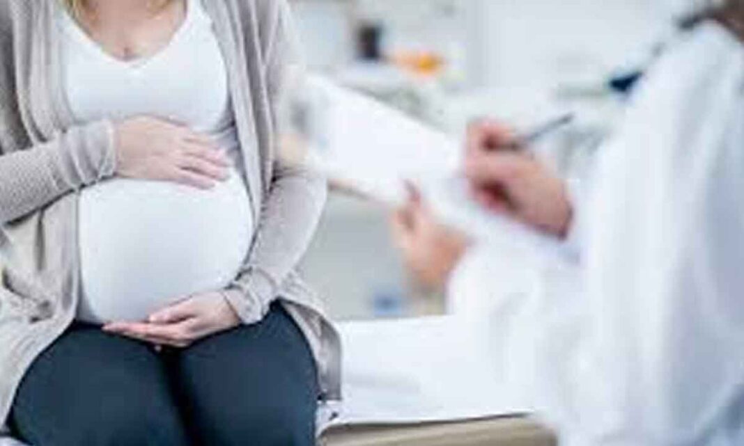 గర్భిణీ స్త్రీ మధ్యప్రదేశ్‌లో వరదలు వచ్చిన వంతెన వద్ద రెండు గంటల పరీక్ష తర్వాత మరణిస్తుంది
