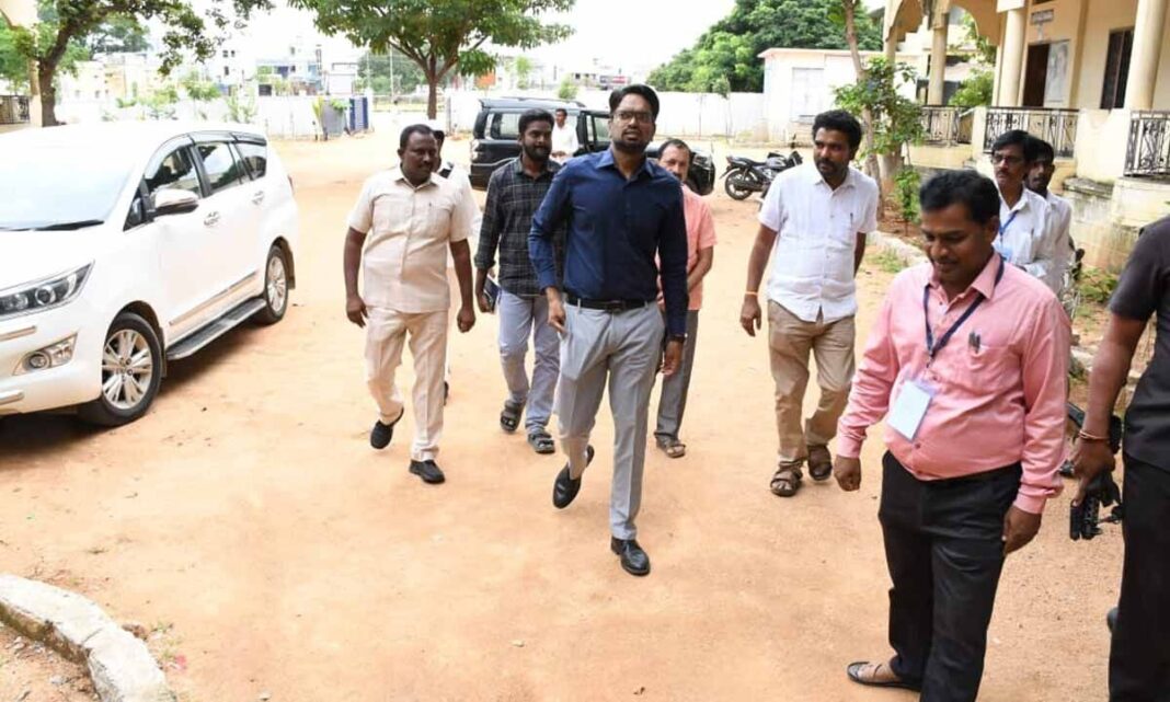 జిల్లాలో గ్రామ నిర్వాహకులు మరియు లైసెన్స్ పొందిన సర్వేయర్ల ఎంపిక కోసం వ్రాత పరీక్ష శాంతియుత వాతావరణంలో ప్రారంభమైంది: జిల్లా కలెక్టర్ ఆదర్ష్ సురభి
– PARAHUSHAR NEWS